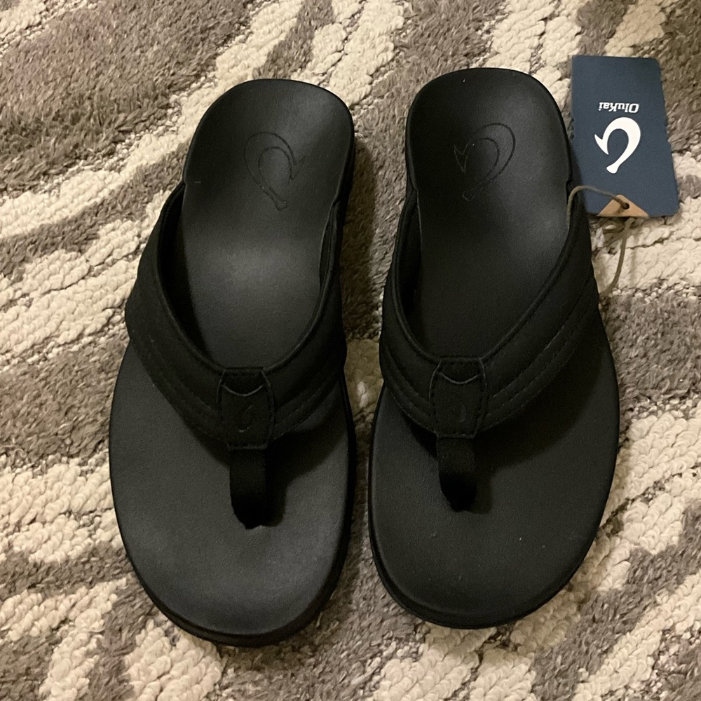 Olukai Maha’s NWT size 7 men’s. Black.